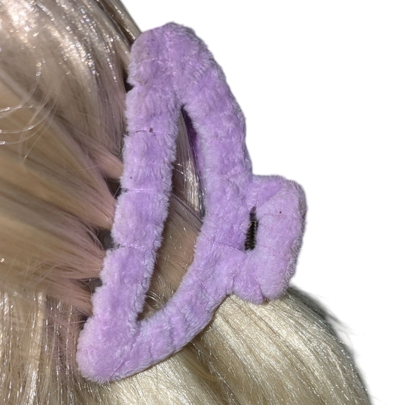 🍁 3/$15 Boutique Fuzzy Hair Clip - Picture 1 of 5